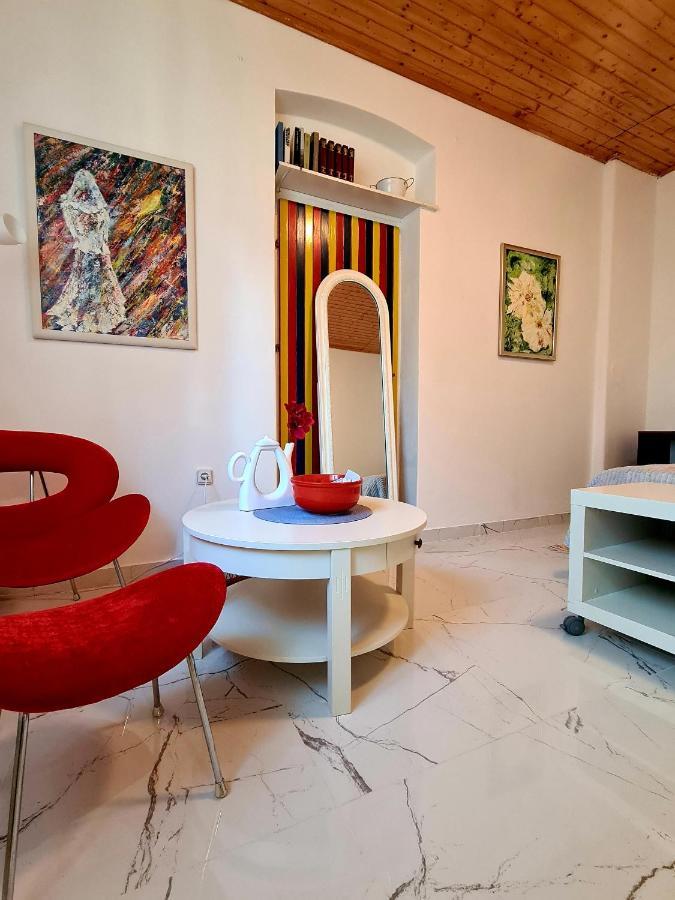 Yellow, Red & Blue Apartment Split Buitenkant foto